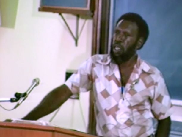 Eddie Koiki Mabo1982年在JCUTownsville校园讲课