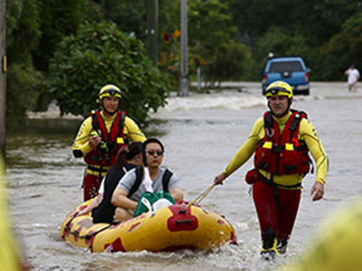 救援人员拖着一艘爆炸的脏船上的居民穿过洪水