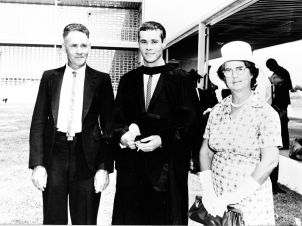 我们的第一个毕业生——约翰·海耶斯于1964年在汤斯维尔大学学院皮姆利科的毕业典礼上毕业。
