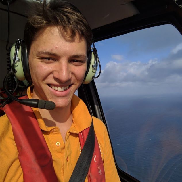 托比搭乘直升机前往托雷斯海峡