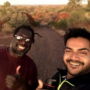 两名男子在澳大利亚内陆微笑