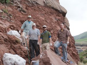 研究人员Robert Reisz教授，未知的野外助理，David Evans博士，Eric Roberts教授(James Cook大学)在南非的挖掘现场
