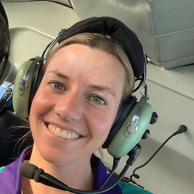JCU校友Emma Trimble在直升机上的自拍照。