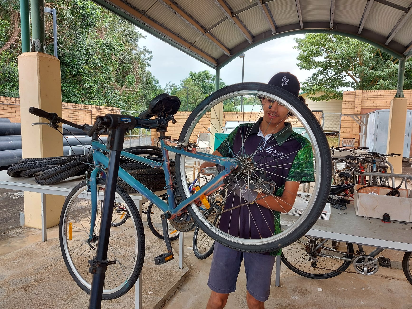 学生使用提供的设施修理他们的自行车。