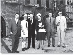 (从左至右)罗伯特·“公爵”·邦内特MHR，科林·罗德里克博士，H.T.普里斯特利，安娜贝尔·兰金女爵士，乔治·罗伯茨和肯·巴克，1966年。背景中可以看到正在施工的大学礼堂。(澳大利亚国家档案馆:M2127, 5)