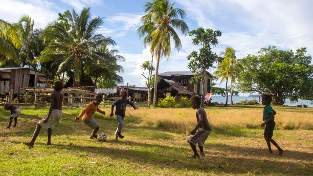 一群儿童在所罗门群岛Chea村打足球