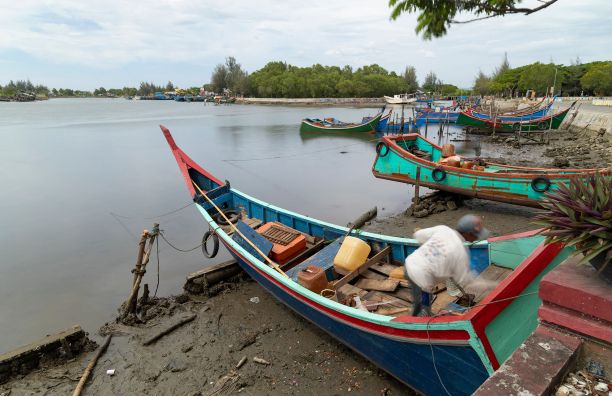 一位印尼渔民正在使用传统技术
