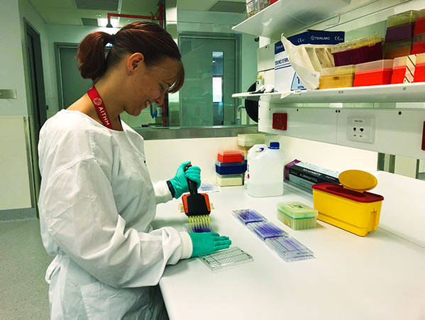 生物医学学生EVA Duck在实验室工作