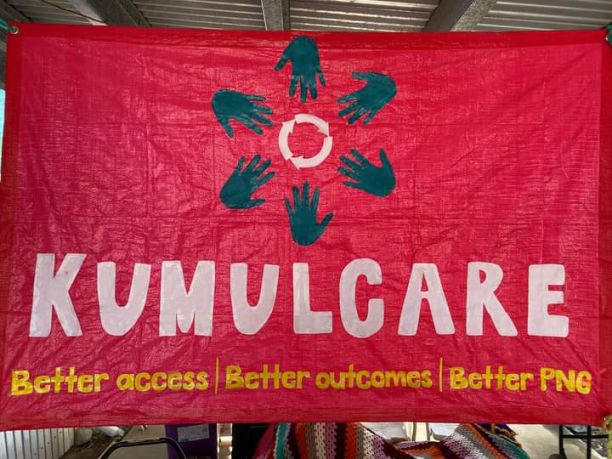 六只手围成一圈的KumulCare红色横幅。上面写着KumulCare:更好的接入，更好的结果，更好的PNG