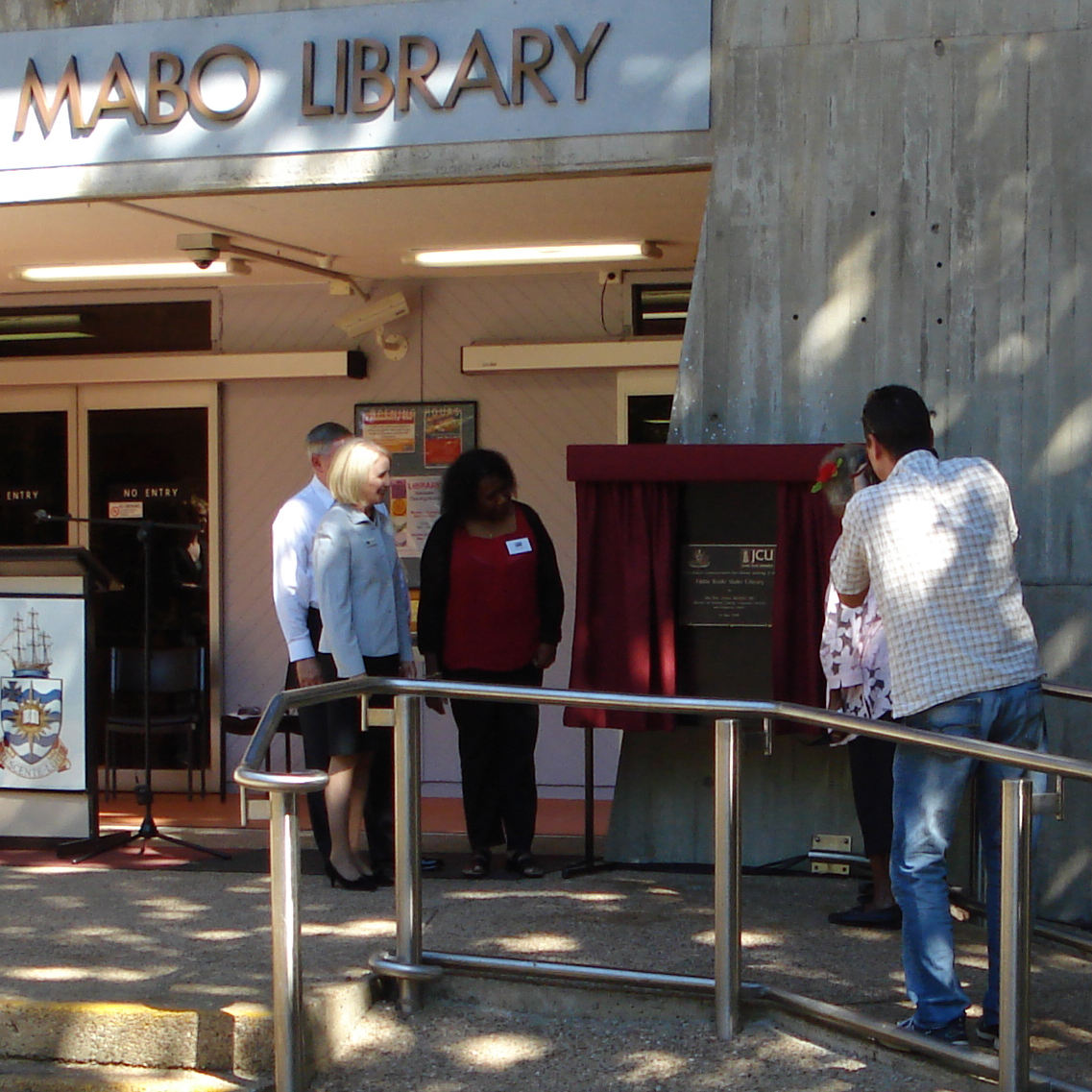 揭开Eddie Koiki Mabo图书馆的牌匾