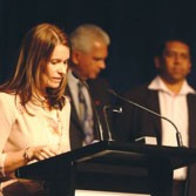 Sophia Couzos教授接受2003年澳大利亚医学杂志奖