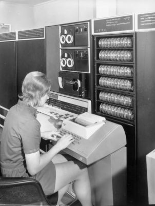 一名工作人员正在使用PDP 10电脑
