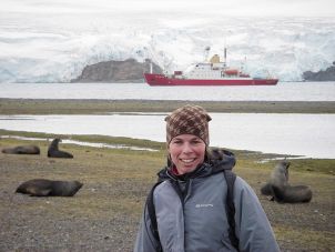 Jan Strugnell在南极拍摄，背景是詹姆斯·克拉克·罗斯号