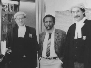 大律师Ron Castan, Eddie Mabo和大律师Bryan Keon-Cohen摄于1991年澳大利亚高等法院。