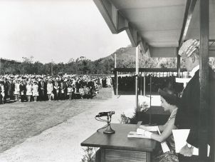 1970年4月20日，女王访问汤斯维尔，正式宣布詹姆斯·库克大学成立