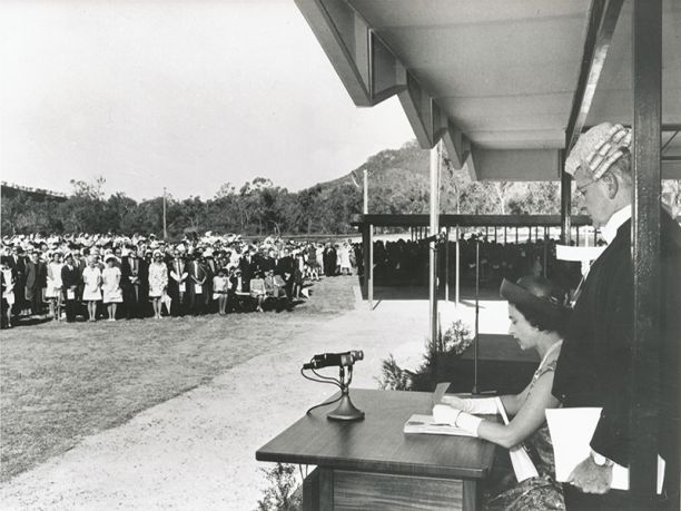 1970年4月20日皇后访问Townsville并设立James Cook大学官方