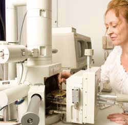 女人使用电子显微镜
