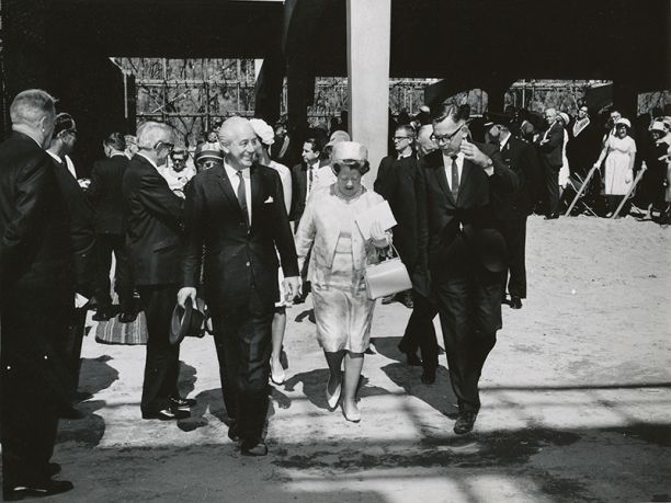 1966年，首相哈罗德·霍尔特和他的妻子扎拉参观道格拉斯校园
